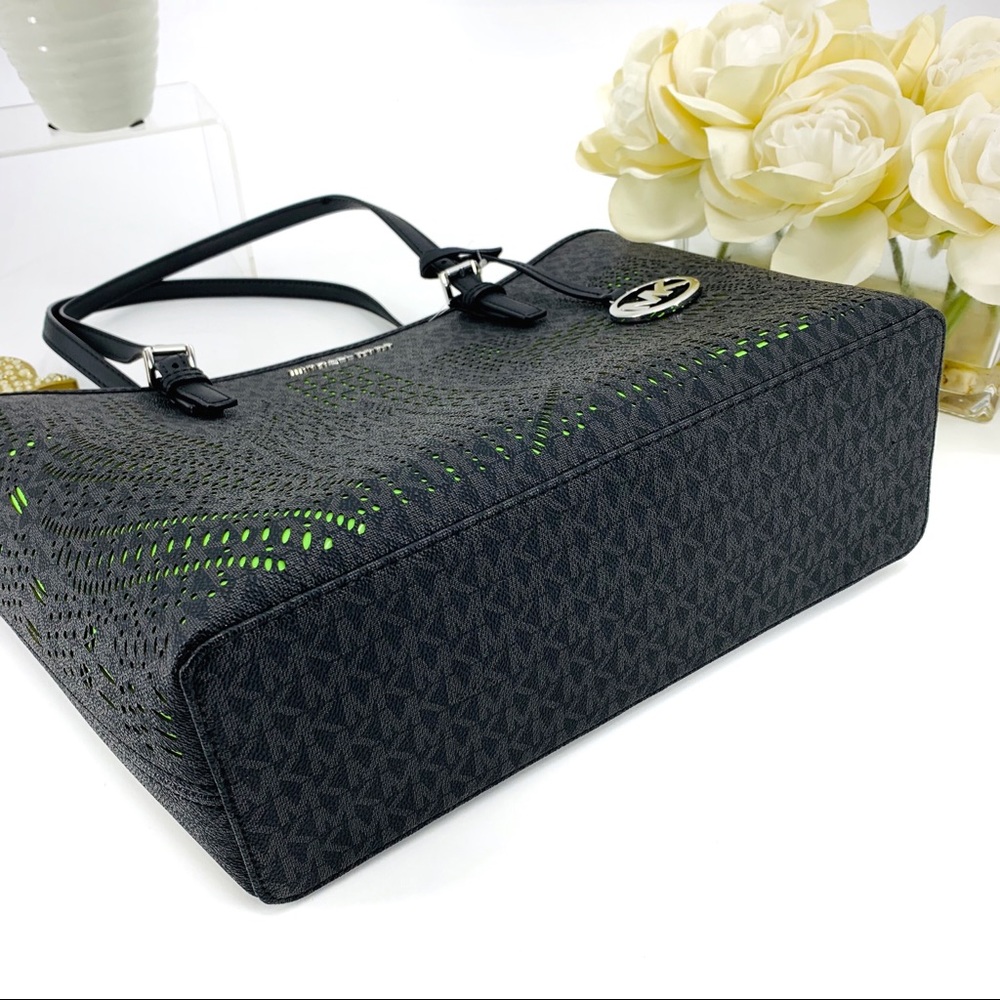 LAST DAY SALE Michael Kors London Tote & Keychain - Picture 6 of 8